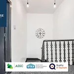 Law 3 - Digs - 2 Rooms, 4 Double Beds, Fully Equipped, Free Parking, Wifi, 3Xsmart Tvs, Groups, Families, Food, Shops, Bars, Centrally Located, Price Match Gaurantee, Short Or Long Stays, Weekly Or Monthly Rates Available By Sunrise Short Lets