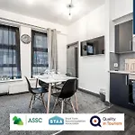 Law 3 - Digs - 2 Rooms, 4 Double Beds, Fully Equipped, Free Parking, Wifi, 3Xsmart Tvs, Groups, Families, Food, Shops, Bars, Centrally Located, Price Match Gaurantee, Short Or Long Stays, Weekly Or Monthly Rates Available By Sunrise Short Lets