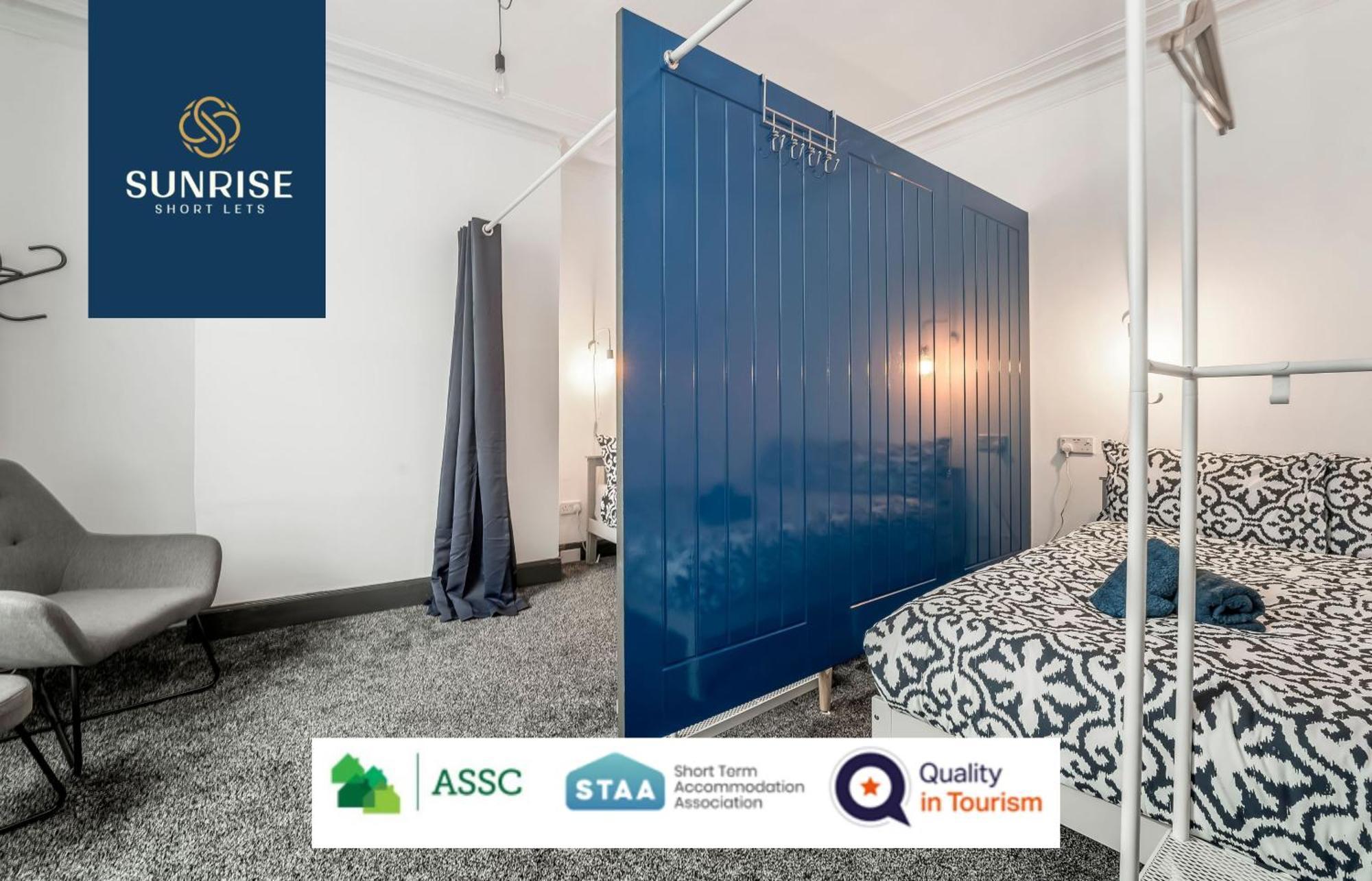 Aparthotel Law 3 - Digs - 2 Rooms, 4 Double Beds, Fully Equipped, Free Parking, Wifi, 3Xsmart Tvs, Groups, Families, Food, Shops, Bars, Centrally Located, Price Match Gaurantee, Short Or Long Stays, Weekly Or Monthly Rates Available By Sunrise Short Lets Dundee