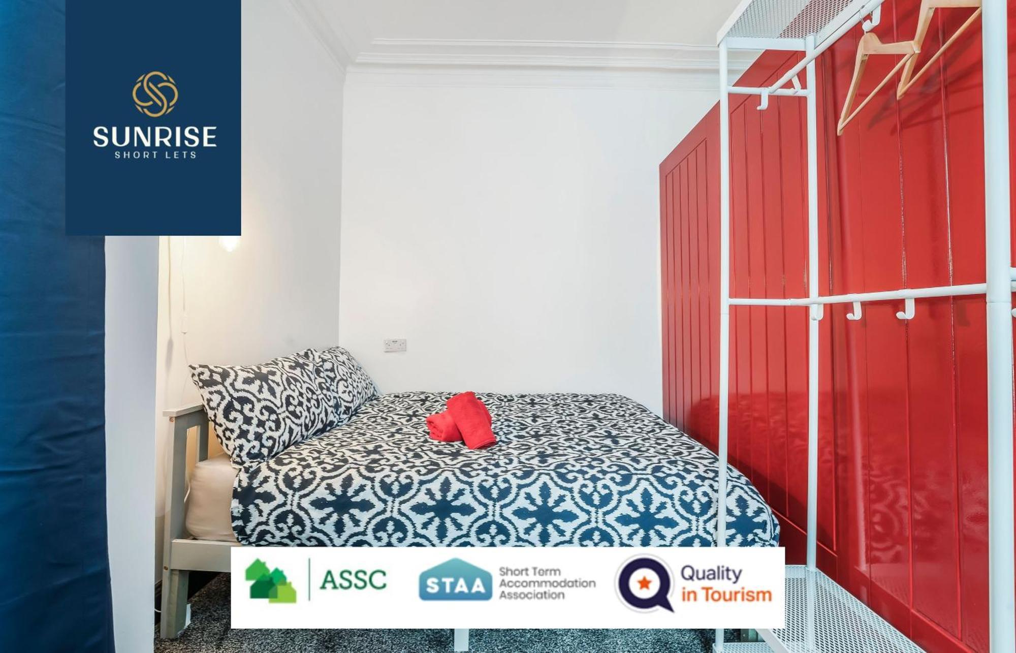 Law 3 - Digs - 2 Rooms, 4 Double Beds, Fully Equipped, Free Parking, Wifi, 3Xsmart Tvs, Groups, Families, Food, Shops, Bars, Centrally Located, Price Match Gaurantee, Short Or Long Stays, Weekly Or Monthly Rates Available By Sunrise Short Lets
