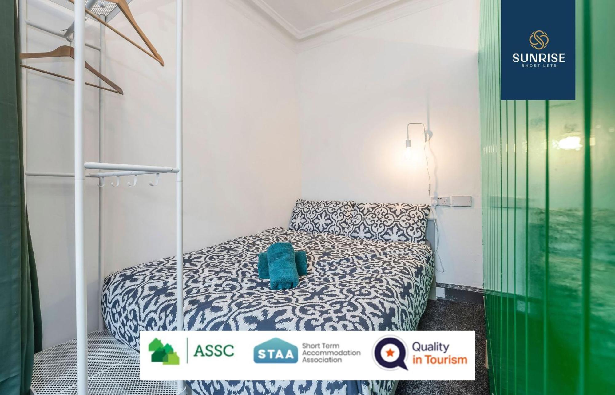 Law 3 - Digs - 2 Rooms, 4 Double Beds, Fully Equipped, Free Parking, Wifi, 3Xsmart Tvs, Groups, Families, Food, Shops, Bars, Centrally Located, Price Match Gaurantee, Short Or Long Stays, Weekly Or Monthly Rates Available By Sunrise Short Lets Aparthotel Dundee