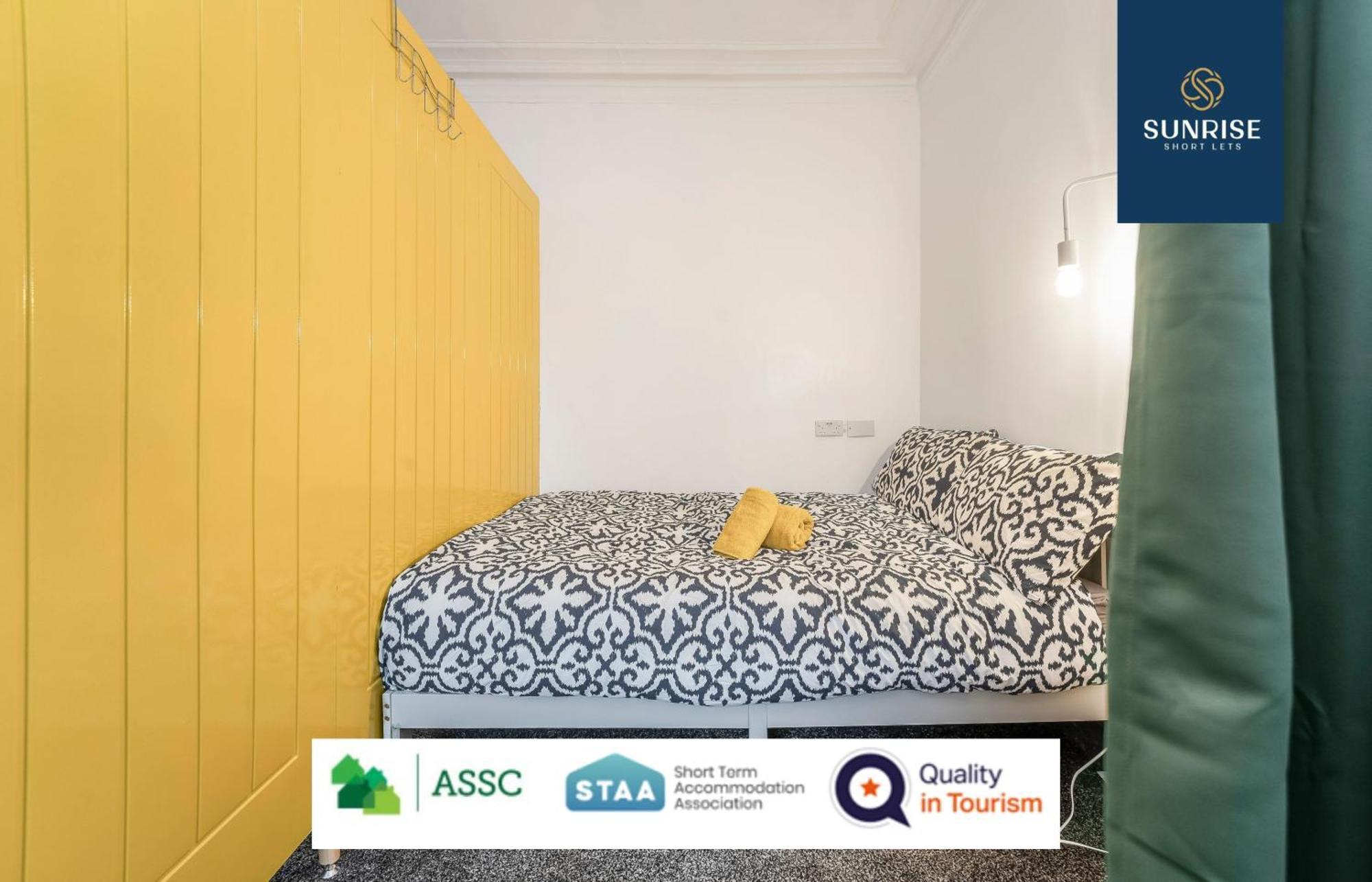 Aparthotel Law 3 - Digs - 2 Rooms, 4 Double Beds, Fully Equipped, Free Parking, Wifi, 3Xsmart Tvs, Groups, Families, Food, Shops, Bars, Centrally Located, Price Match Gaurantee, Short Or Long Stays, Weekly Or Monthly Rates Available By Sunrise Short Lets