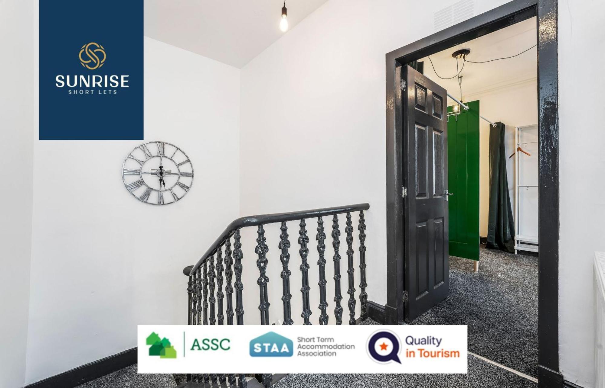 Law 3 - Digs - 2 Rooms, 4 Double Beds, Fully Equipped, Free Parking, Wifi, 3Xsmart Tvs, Groups, Families, Food, Shops, Bars, Centrally Located, Price Match Gaurantee, Short Or Long Stays, Weekly Or Monthly Rates Available By Sunrise Short Lets Aparthotel Dundee