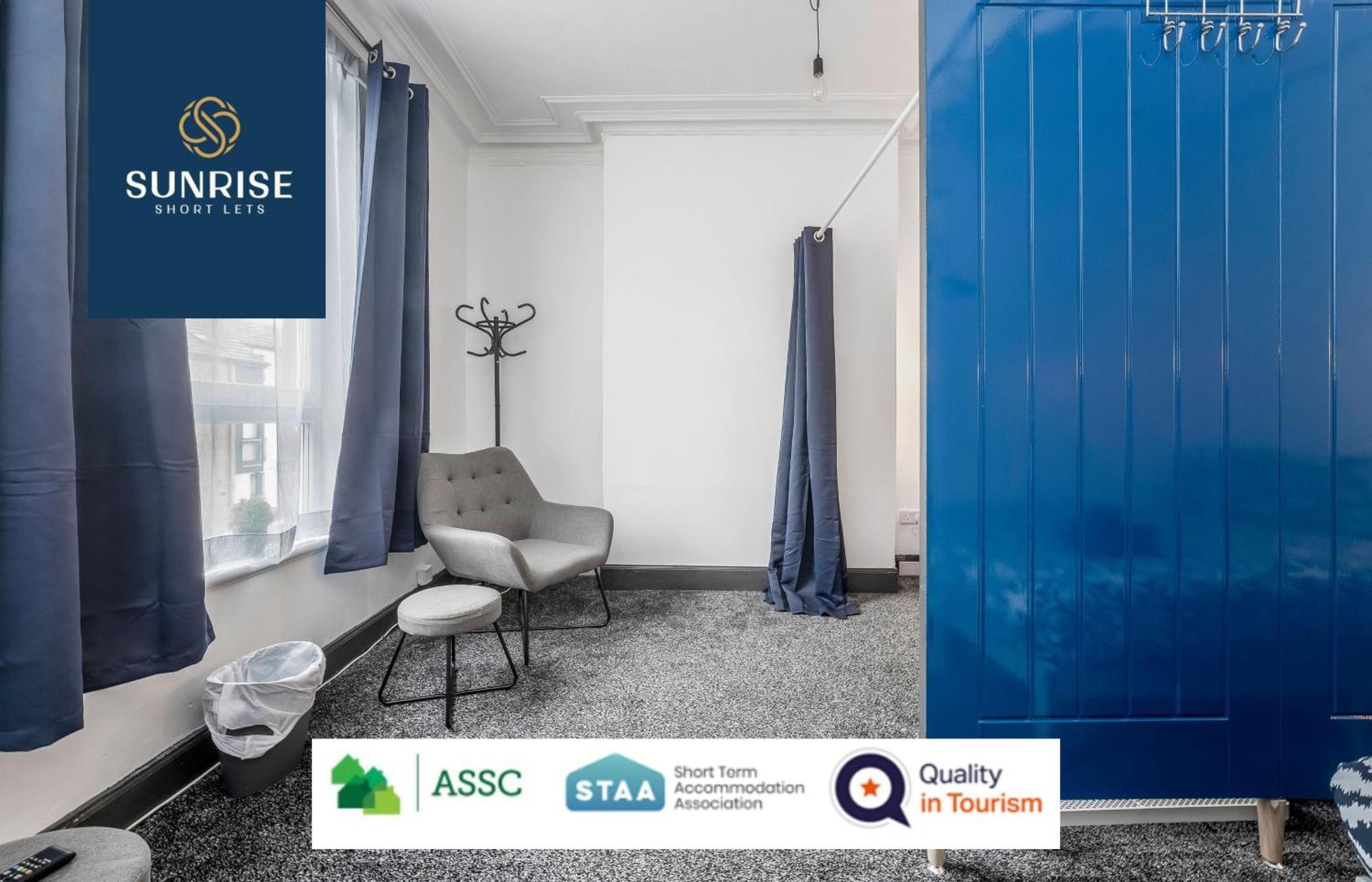 Law 3 - Digs - 2 Rooms, 4 Double Beds, Fully Equipped, Free Parking, Wifi, 3Xsmart Tvs, Groups, Families, Food, Shops, Bars, Centrally Located, Price Match Gaurantee, Short Or Long Stays, Weekly Or Monthly Rates Available By Sunrise Short Lets Aparthotel