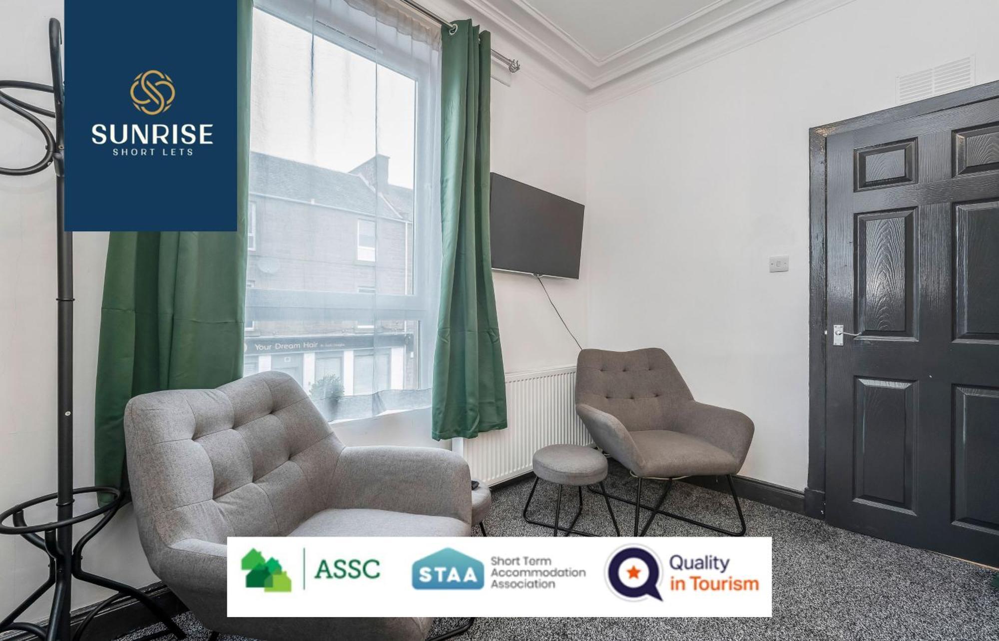 Law 3 - Digs - 2 Rooms, 4 Double Beds, Fully Equipped, Free Parking, Wifi, 3Xsmart Tvs, Groups, Families, Food, Shops, Bars, Centrally Located, Price Match Gaurantee, Short Or Long Stays, Weekly Or Monthly Rates Available By Sunrise Short Lets *