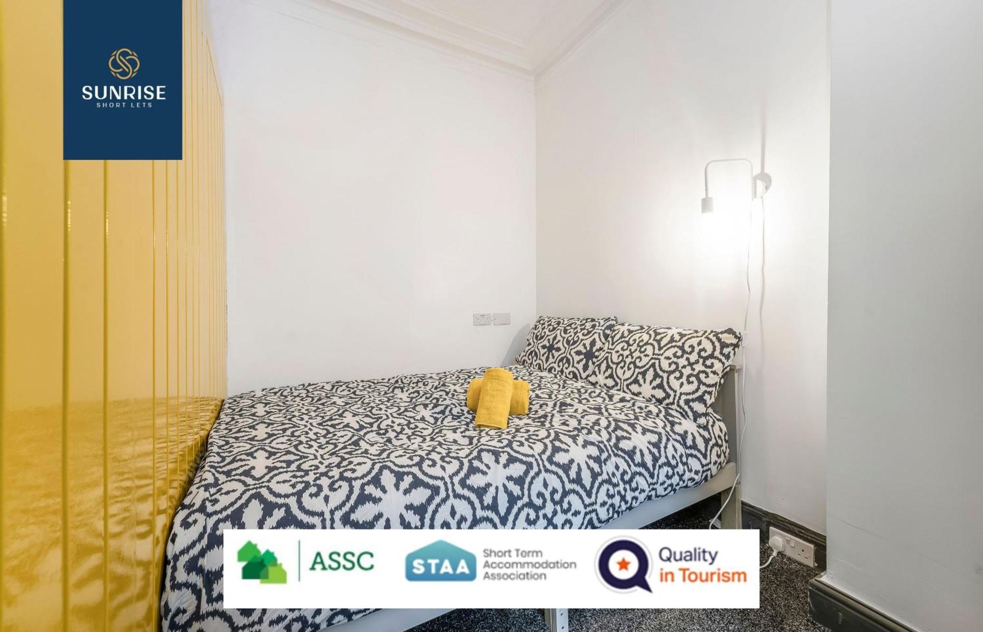 Law 3 - Digs - 2 Rooms, 4 Double Beds, Fully Equipped, Free Parking, Wifi, 3Xsmart Tvs, Groups, Families, Food, Shops, Bars, Centrally Located, Price Match Gaurantee, Short Or Long Stays, Weekly Or Monthly Rates Available By Sunrise Short Lets Aparthotel *