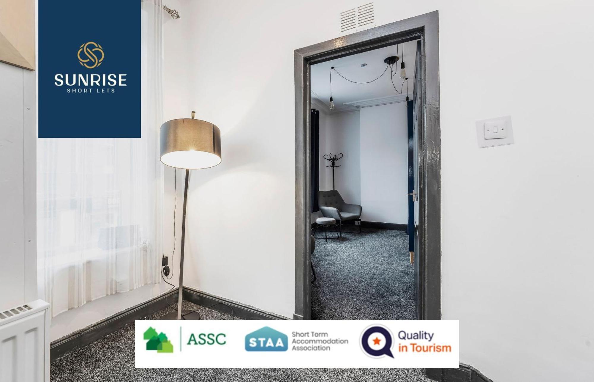 Law 3 - Digs - 2 Rooms, 4 Double Beds, Fully Equipped, Free Parking, Wifi, 3Xsmart Tvs, Groups, Families, Food, Shops, Bars, Centrally Located, Price Match Gaurantee, Short Or Long Stays, Weekly Or Monthly Rates Available By Sunrise Short Lets Dundee