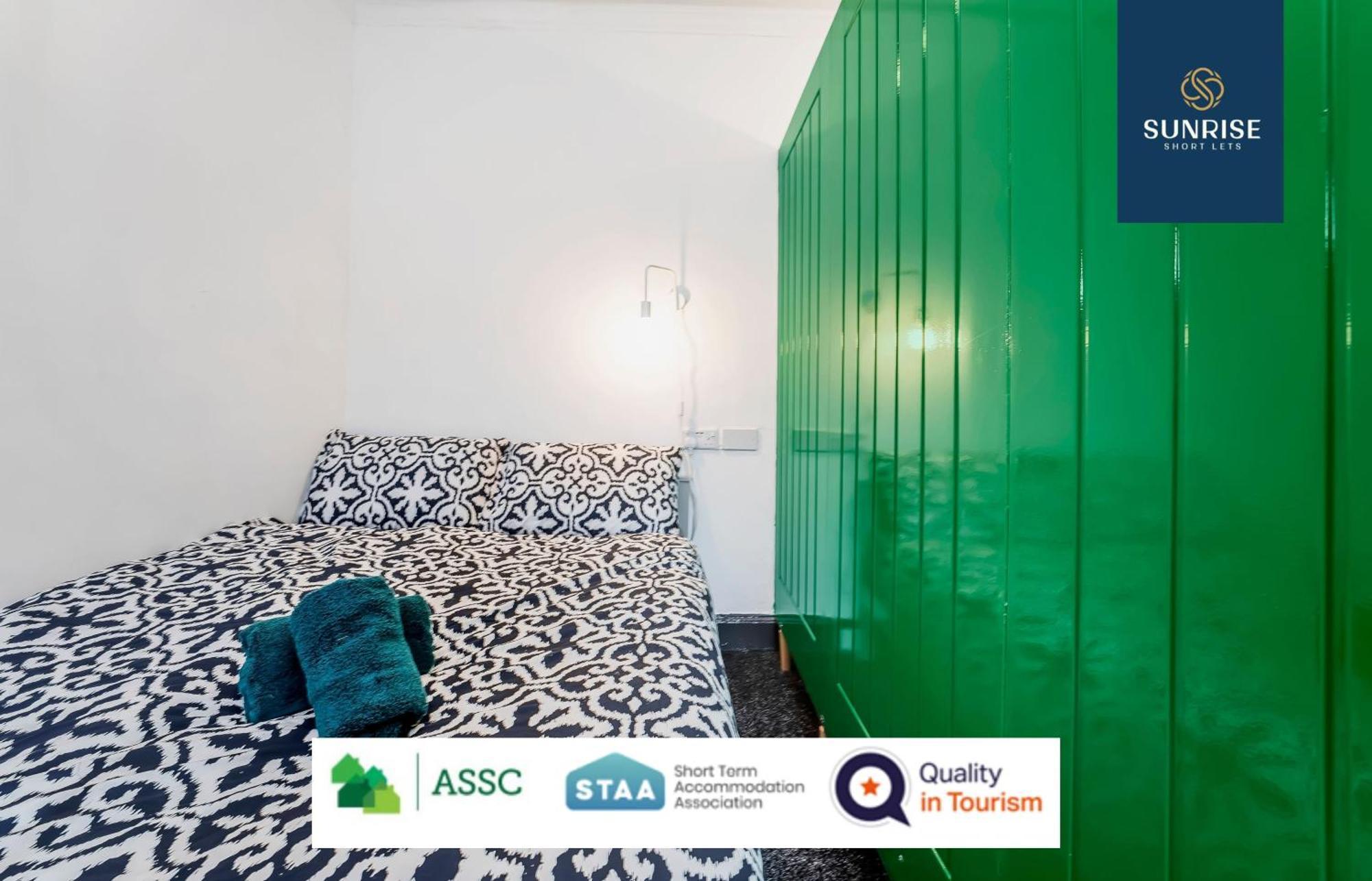 Law 3 - Digs - 2 Rooms, 4 Double Beds, Fully Equipped, Free Parking, Wifi, 3Xsmart Tvs, Groups, Families, Food, Shops, Bars, Centrally Located, Price Match Gaurantee, Short Or Long Stays, Weekly Or Monthly Rates Available By Sunrise Short Lets