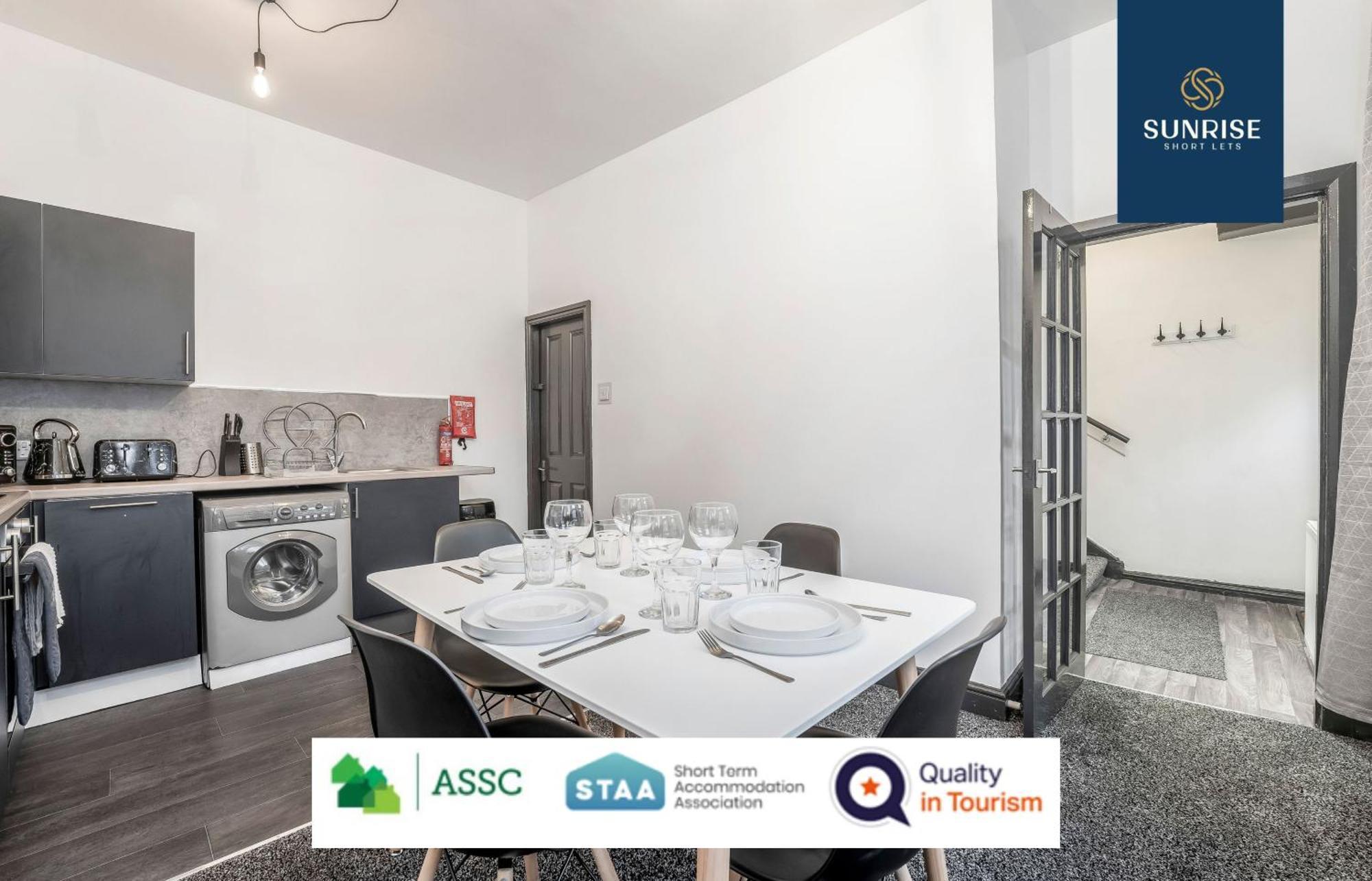 Law 3 - Digs - 2 Rooms, 4 Double Beds, Fully Equipped, Free Parking, Wifi, 3Xsmart Tvs, Groups, Families, Food, Shops, Bars, Centrally Located, Price Match Gaurantee, Short Or Long Stays, Weekly Or Monthly Rates Available By Sunrise Short Lets Aparthotel *